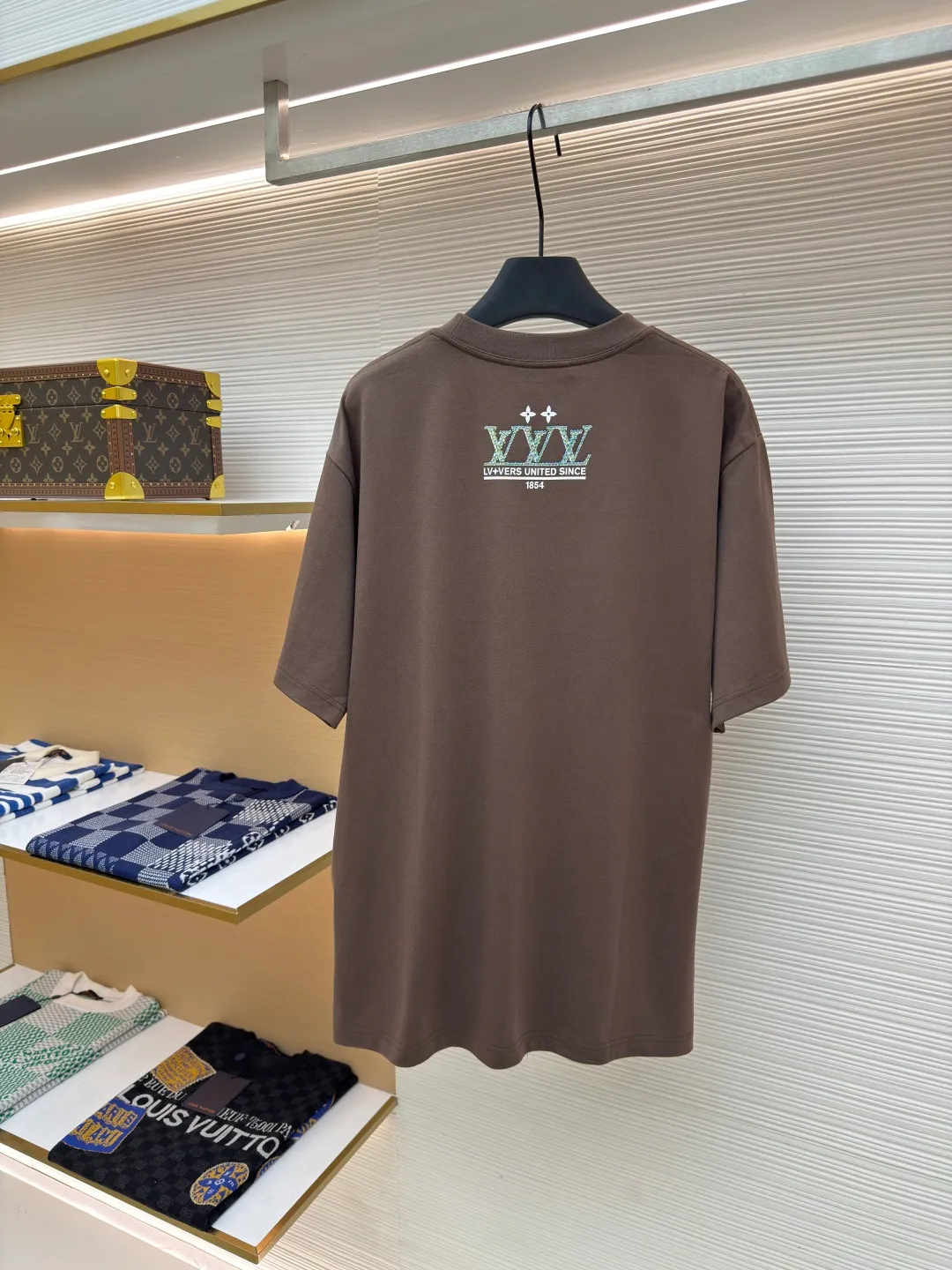 LOUIS VUITTON Diamond Route Short Sleeve ●Authentic product: Purchased and developed by 11030 ●Item number: 1680223-A25 ●Fabric: pure cotton fabric ●Technology: hot diamond ●Version: fitted version ●Weight: about 320g ●Size: XS-S-M-L ●Description: Made of 15S plain weave high-quality cotton, 230g; with 32S double yarn thread, 300g. The fabric is made of high-quality pure cotton fabric woven in a plain weave. The fabric printed with environmentally friendly glue feels soft and comfortable, and is suitable for close-fitting wear. It also has good color brightness and hiding power, and can present colorful pattern effects. Flower positioning rhinestone hot diamond printing is a unique and gorgeous decorative process, and the material is customized in shape and size. The overall wiring is straight and delicate, the fabric is comfortable and soft, and the color is consistent without color difference. It can be matched with the same style to create a fashionable look and control various occasions. Customized accessories, complete with three standards, same style for men and women!